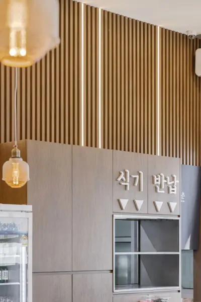 우드슬랫과 감성조명이 어우러진 카페 인테리어